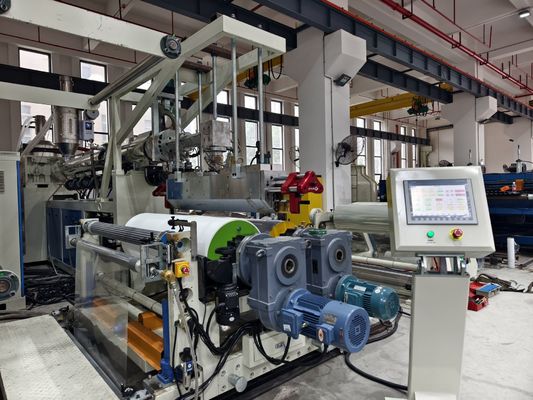 Machine automatique de revêtement par stratification par extrusion de tissus non tissés